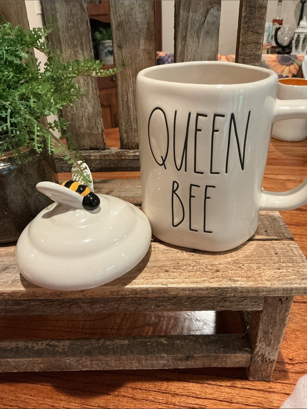 EUC - Rae Dunn QUEEN BEE Mug with Bee Topper - Picture 6 of 6